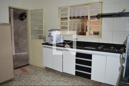 Casa à venda com 374m², 4 quartos e 10 vagasCozinha