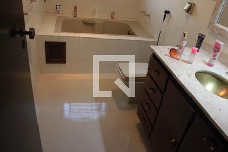 Casa à venda com 310m², 5 quartos e 9 vagasBanheiro da Suíte 1