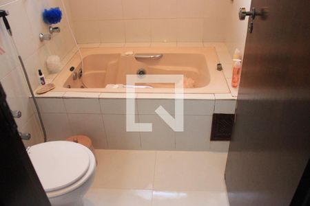 Casa à venda com 310m², 5 quartos e 9 vagasBanheiro da Suíte 2