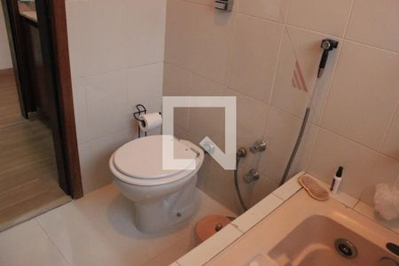 Casa à venda com 310m², 5 quartos e 9 vagasBanheiro da Suíte 2