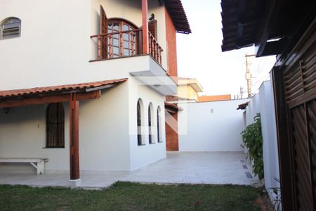 Casa à venda com 310m², 5 quartos e 9 vagasGaragem/ Quintal