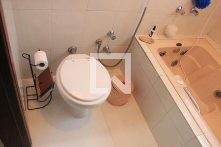 Casa à venda com 310m², 5 quartos e 9 vagasBanheiro da Suíte 2