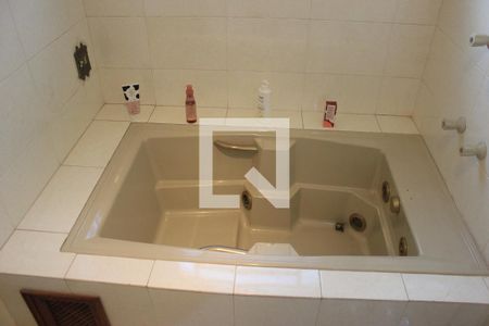 Casa à venda com 310m², 5 quartos e 9 vagasBanheiro da Suíte 1