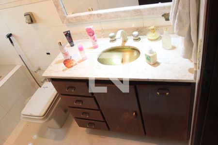 Casa à venda com 310m², 5 quartos e 9 vagasBanheiro da Suíte 1