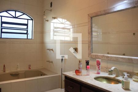 Casa à venda com 310m², 5 quartos e 9 vagasBanheiro da Suíte 1