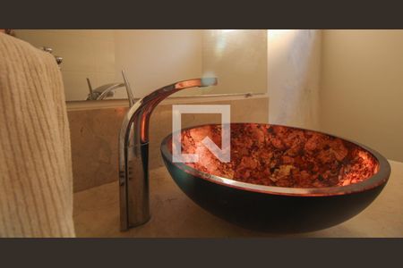 Casa de condomínio à venda com 900m², 5 quartos e 6 vagasBanheiro Social