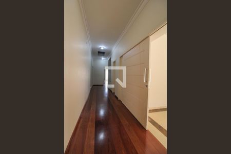 Casa de condomínio à venda com 900m², 5 quartos e 6 vagasCorredor