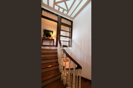 Casa de condomínio à venda com 640m², 4 quartos e 4 vagasEscada