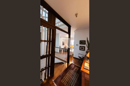 Casa de condomínio à venda com 640m², 4 quartos e 4 vagasEscada