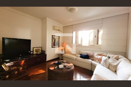 Casa de condomínio à venda com 640m², 4 quartos e 4 vagasSala de TV