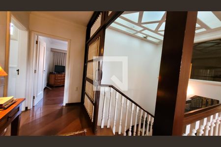 Casa de condomínio à venda com 640m², 4 quartos e 4 vagasEscada