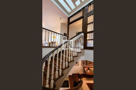 Casa de condomínio à venda com 640m², 4 quartos e 4 vagasEscada