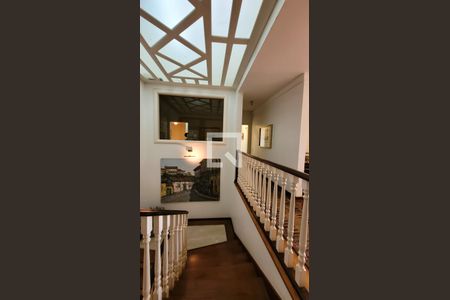 Casa de condomínio à venda com 640m², 4 quartos e 4 vagasEscada