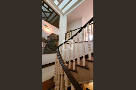 Casa de condomínio à venda com 640m², 4 quartos e 4 vagasEscada