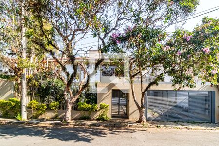 Casa de condomínio à venda com 560m², 4 quartos e 4 vagas Casa de condomínio à venda com 560m², 4 quartos e 4 vagasFachada