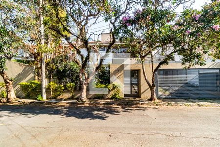 Casa de condomínio à venda com 560m², 4 quartos e 4 vagas Casa de condomínio à venda com 560m², 4 quartos e 4 vagasFachada