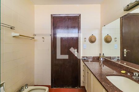 Casa de condomínio à venda com 560m², 4 quartos e 4 vagas Casa de condomínio à venda com 560m², 4 quartos e 4 vagasBanheiro social