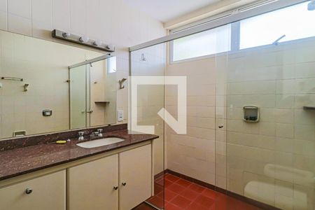 Casa de condomínio à venda com 560m², 4 quartos e 4 vagas Casa de condomínio à venda com 560m², 4 quartos e 4 vagasBanheiro social