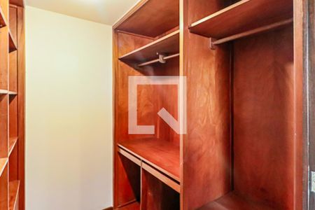 Casa de condomínio à venda com 560m², 4 quartos e 4 vagas Casa de condomínio à venda com 560m², 4 quartos e 4 vagasSuite - Closet