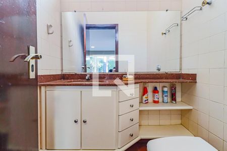 Casa de condomínio à venda com 560m², 4 quartos e 4 vagas Casa de condomínio à venda com 560m², 4 quartos e 4 vagasLavabo