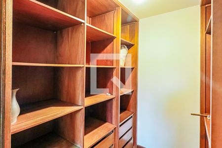 Casa de condomínio à venda com 560m², 4 quartos e 4 vagas Casa de condomínio à venda com 560m², 4 quartos e 4 vagasSuite - Closet