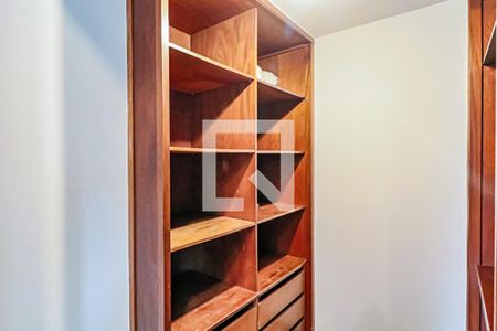 Casa de condomínio à venda com 560m², 4 quartos e 4 vagas Casa de condomínio à venda com 560m², 4 quartos e 4 vagasSuite - Closet