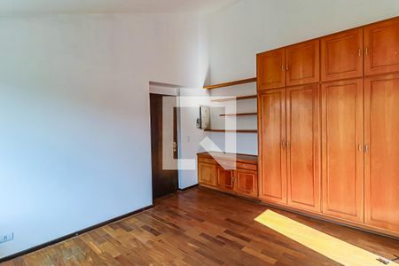 Casa de condomínio à venda com 560m², 4 quartos e 4 vagas Casa de condomínio à venda com 560m², 4 quartos e 4 vagasQuarto 01