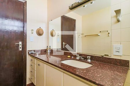 Casa de condomínio à venda com 560m², 4 quartos e 4 vagas Casa de condomínio à venda com 560m², 4 quartos e 4 vagasBanheiro social