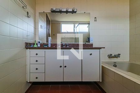 Casa de condomínio à venda com 560m², 4 quartos e 4 vagas Casa de condomínio à venda com 560m², 4 quartos e 4 vagasSuite - Banheiro