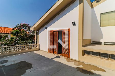 Casa de condomínio à venda com 560m², 4 quartos e 4 vagas Casa de condomínio à venda com 560m², 4 quartos e 4 vagasQuarto 01 - Varanda