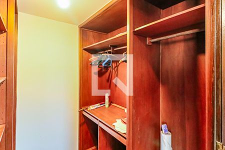 Casa de condomínio à venda com 560m², 4 quartos e 4 vagas Casa de condomínio à venda com 560m², 4 quartos e 4 vagasSuite - Closet