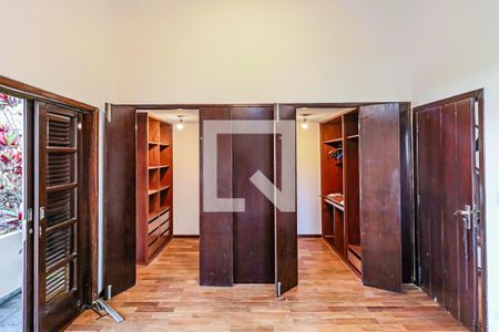 Casa de condomínio à venda com 560m², 4 quartos e 4 vagas Casa de condomínio à venda com 560m², 4 quartos e 4 vagasSuite - Closet