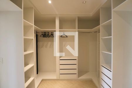 Casa para alugar com 600m², 5 quartos e 5 vagasCloset da suíte 3