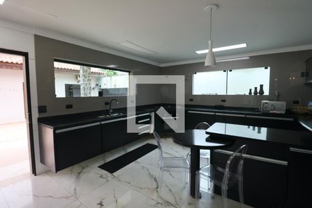 Casa para alugar com 600m², 5 quartos e 5 vagasCozinha