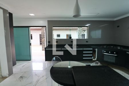 Casa para alugar com 600m², 5 quartos e 5 vagasCozinha
