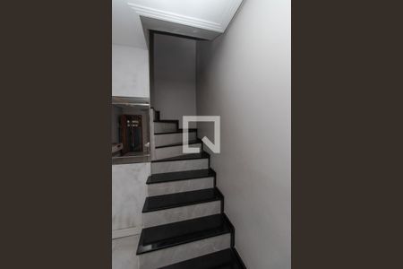 Casa à venda com 90m², 3 quartos e 1 vaga Casa à venda com 90m², 3 quartos e 1 vagaEscada