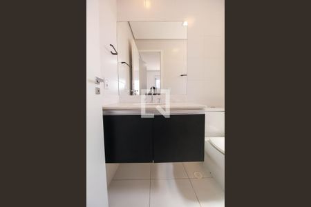 Apartamento à venda com 57m², 2 quartos e 1 vaga Apartamento à venda com 57m², 2 quartos e 1 vagaBanheiro da Suíte 2