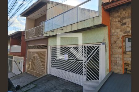 Casa à venda com 200m², 3 quartos e 2 vagasFachada do imóvel com placa QuintoAndar