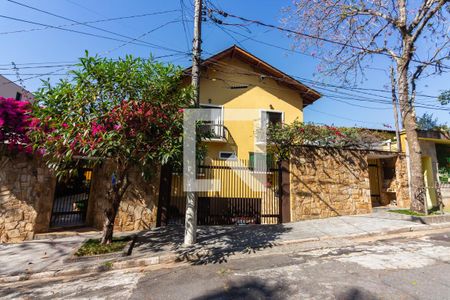 Casa de condomínio à venda com 445m², 4 quartos e 4 vagas Casa de condomínio à venda com 445m², 4 quartos e 4 vagasFachada