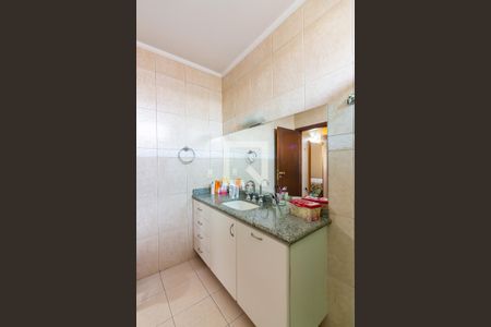 Casa de condomínio à venda com 445m², 4 quartos e 4 vagas Casa de condomínio à venda com 445m², 4 quartos e 4 vagasBanheiro da Suíte 1