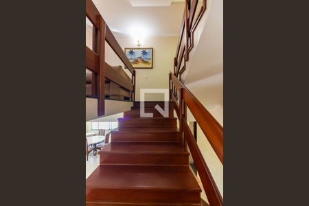 Casa de condomínio à venda com 445m², 4 quartos e 4 vagas Casa de condomínio à venda com 445m², 4 quartos e 4 vagasEscada