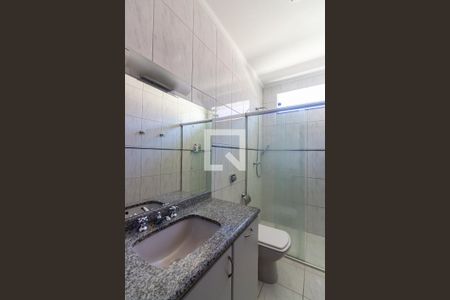 Casa de condomínio à venda com 445m², 4 quartos e 4 vagas Casa de condomínio à venda com 445m², 4 quartos e 4 vagasBanheiro 1