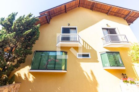 Casa de condomínio à venda com 445m², 4 quartos e 4 vagas Casa de condomínio à venda com 445m², 4 quartos e 4 vagasFachada