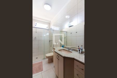 Casa de condomínio à venda com 445m², 4 quartos e 4 vagas Casa de condomínio à venda com 445m², 4 quartos e 4 vagasBanheiro da Suíte 2