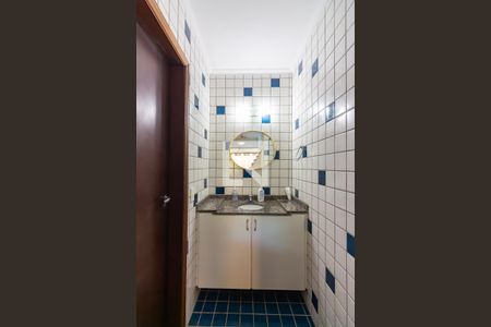 Casa de condomínio à venda com 445m², 4 quartos e 4 vagas Casa de condomínio à venda com 445m², 4 quartos e 4 vagasBanheiro de Serviço