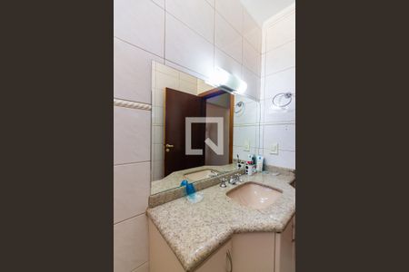 Casa de condomínio à venda com 445m², 4 quartos e 4 vagas Casa de condomínio à venda com 445m², 4 quartos e 4 vagasBanheiro da Suíte 2