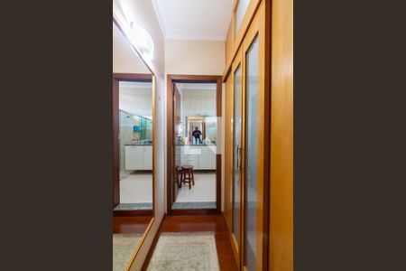 Casa de condomínio à venda com 445m², 4 quartos e 4 vagas Casa de condomínio à venda com 445m², 4 quartos e 4 vagasCloset