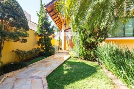 Casa de condomínio à venda com 445m², 4 quartos e 4 vagas Casa de condomínio à venda com 445m², 4 quartos e 4 vagasHall