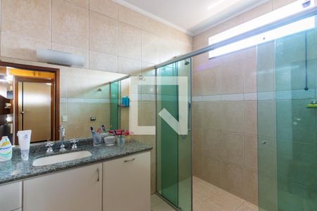 Casa de condomínio à venda com 445m², 4 quartos e 4 vagas Casa de condomínio à venda com 445m², 4 quartos e 4 vagasBanheiro da Suíte 1
