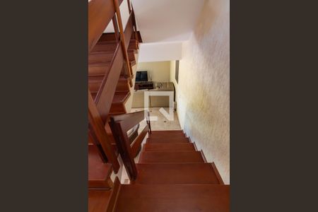 Casa de condomínio à venda com 445m², 4 quartos e 4 vagas Casa de condomínio à venda com 445m², 4 quartos e 4 vagasEscada